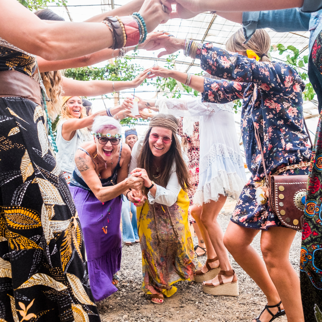 50-latki chodzą teraz w takich sukienkach. Styl hippie znów wraca do łask